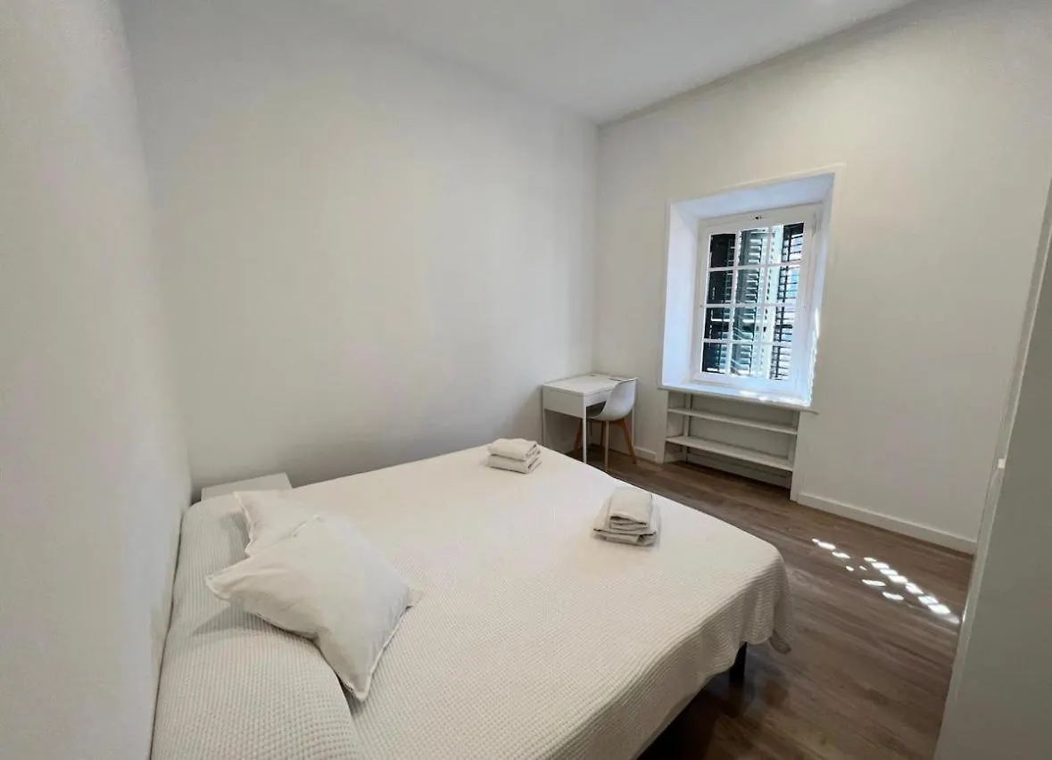 Oasis Hostel Apartment-Open Minded Libertine Naturists Age 18-36 Palermo