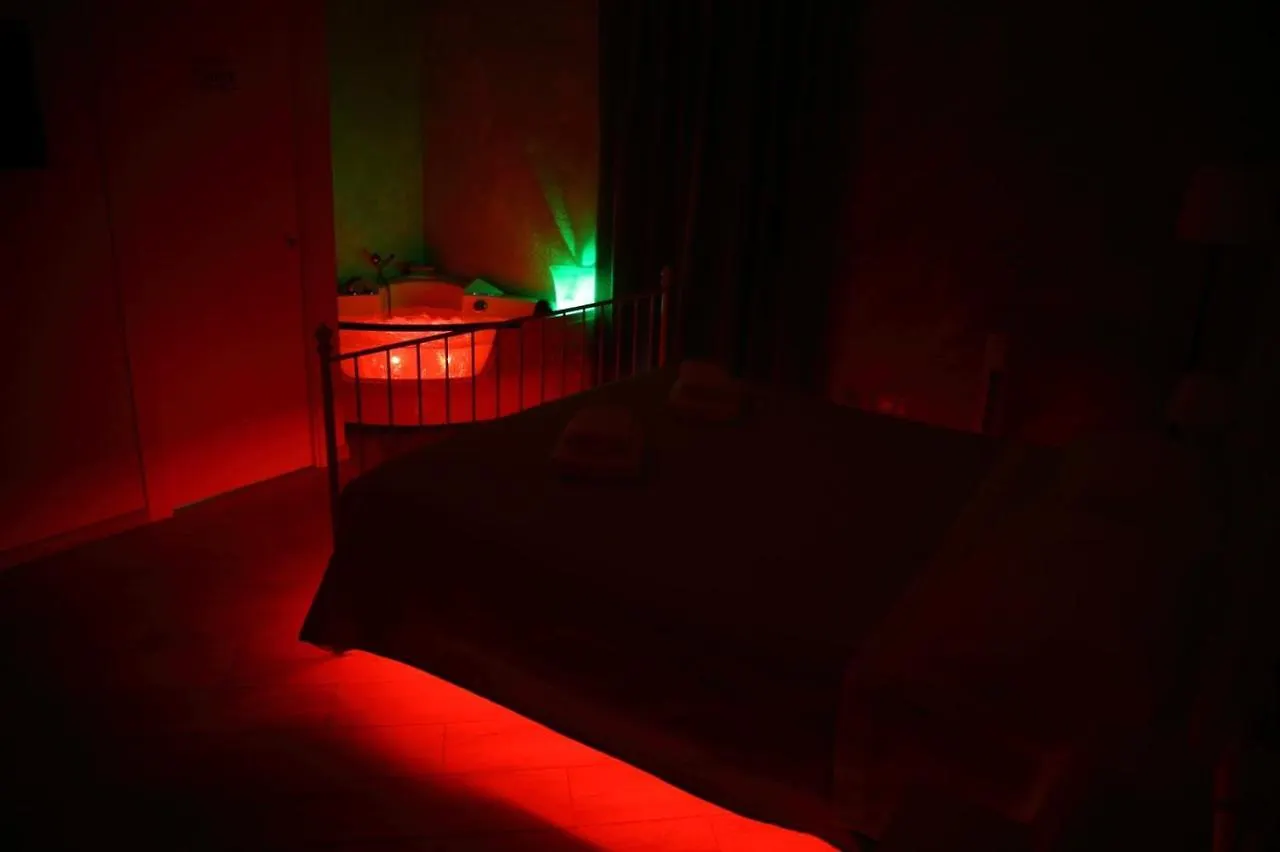 Oasis Hostel Apartment-Open Minded Libertine Naturists Age 18-36 Palermo